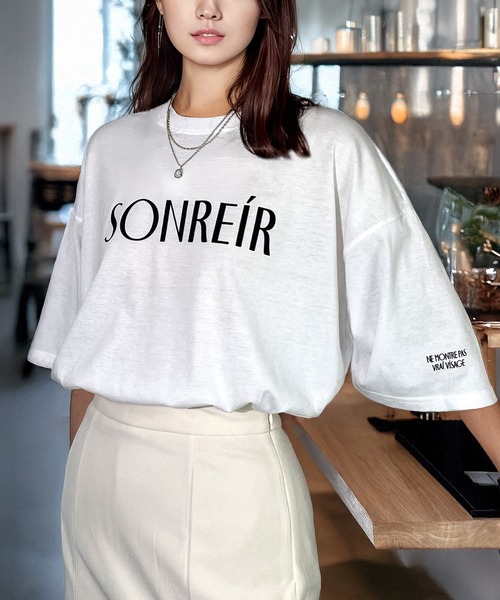Candlestick(キャンドルスティック)の「ゆったりシルエット レトロ フロッキー 袖ロゴ 半袖 T(Tシャツ/カットソー・レディース・ホワイト/オフホワイト/ブラック系1/ブラック系2/ブラウン系・M/L)」の1枚目の写真