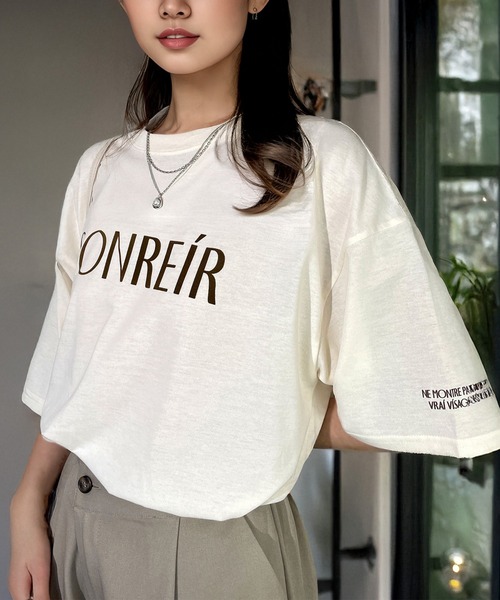 Candlestick(キャンドルスティック)の「ゆったりシルエット レトロ フロッキー 袖ロゴ 半袖 T(Tシャツ/カットソー・レディース・ホワイト/オフホワイト/ブラック系1/ブラック系2/ブラウン系・M/L)」の2枚目の写真