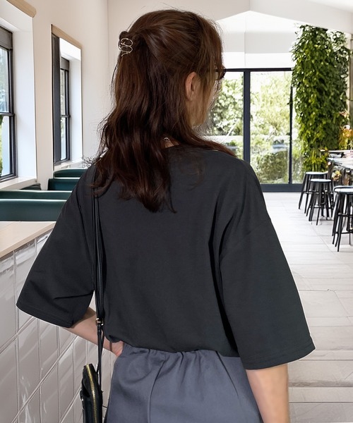 Candlestick(キャンドルスティック)の「ゆったりシルエット レトロ フロッキー 袖ロゴ 半袖 T(Tシャツ/カットソー・レディース・ホワイト/オフホワイト/ブラック系1/ブラック系2/ブラウン系・M/L)」の12枚目の写真