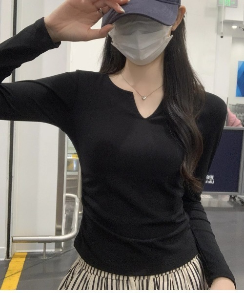 roomy(ルーミー)の「キーネックパット付きギャザーロングT(Tシャツ/カットソー・レディース・ホワイト/ブラック/グレー・MEDIUM)」の2枚目の写真