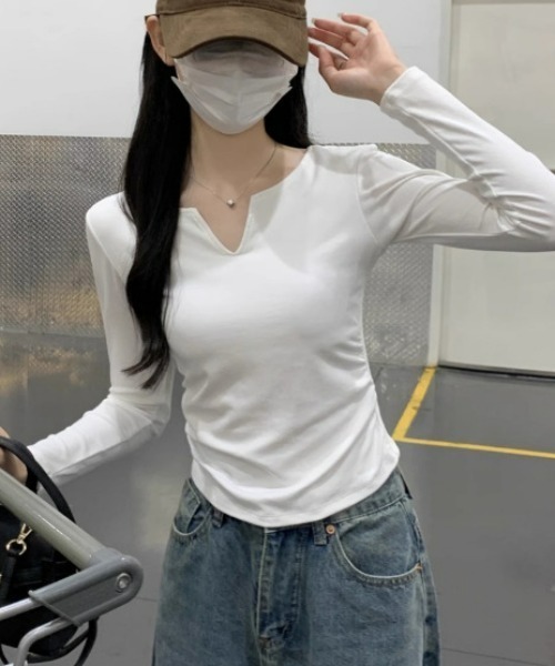 roomy(ルーミー)の「キーネックパット付きギャザーロングT(Tシャツ/カットソー・レディース・ホワイト/ブラック/グレー・MEDIUM)」の6枚目の写真