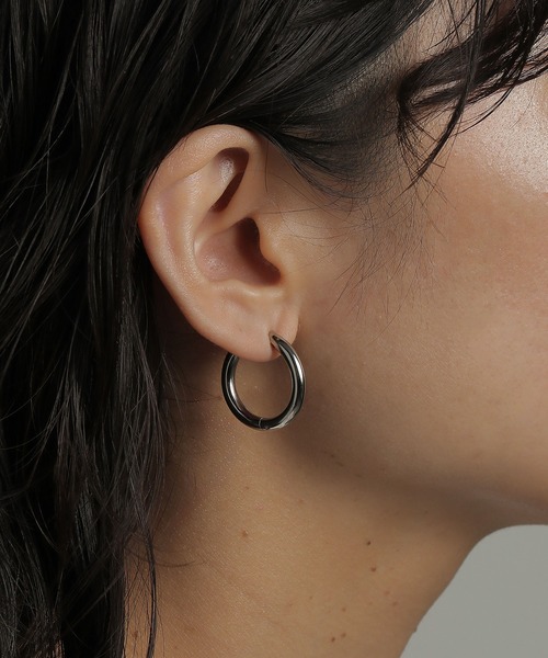 ORLEAN(オルレアン)の「【ORLEAN】シンプルフープピアス 太さ3.0mm(ピアス(両耳用)・レディース・シルバー系6/ゴールド系3/シルバー系2/シルバー系4/シルバー/ゴールド系2/シルバー系5/シルバー系3/ゴールド系5/ゴールド系6/ゴールド/シルバー系1/ゴールド系1/ゴールド系4・フリー)」の3枚目の写真
