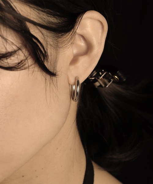 ORLEAN(オルレアン)の「【ORLEAN】シンプルフープピアス 太さ3.0mm(ピアス(両耳用)・レディース・シルバー系6/ゴールド系3/シルバー系2/シルバー系4/シルバー/ゴールド系2/シルバー系5/シルバー系3/ゴールド系5/ゴールド系6/ゴールド/シルバー系1/ゴールド系1/ゴールド系4・フリー)」の4枚目の写真