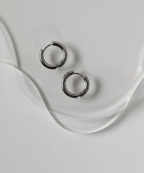 ORLEAN(オルレアン)の「【ORLEAN】シンプルフープピアス 太さ3.0mm(ピアス(両耳用)・レディース・シルバー系6/ゴールド系3/シルバー系2/シルバー系4/シルバー/ゴールド系2/シルバー系5/シルバー系3/ゴールド系5/ゴールド系6/ゴールド/シルバー系1/ゴールド系1/ゴールド系4・フリー)」の5枚目の写真