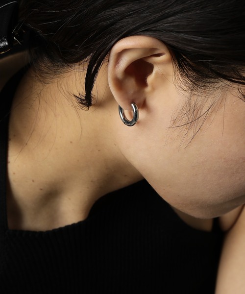 ORLEAN(オルレアン)の「【ORLEAN】シンプルフープピアス 太さ3.0mm(ピアス(両耳用)・レディース・シルバー系6/ゴールド系3/シルバー系2/シルバー系4/シルバー/ゴールド系2/シルバー系5/シルバー系3/ゴールド系5/ゴールド系6/ゴールド/シルバー系1/ゴールド系1/ゴールド系4・フリー)」の6枚目の写真