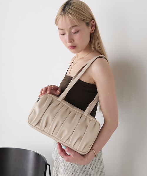 forksy.(フォルクシー)の「【forksy.】2ハンドル ギャザーデザインショルダーバッグ(ショルダーバッグ・レディース・シルバー/ホワイト/ブラック・FREE)」の8枚目の写真