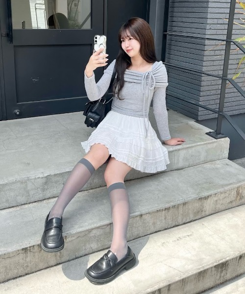 mellowneon(メロウネオン)の「オフショルライクリボントップス(Tシャツ/カットソー・レディース・ピンク/サックスブルー/ブラック・FREE)」の17枚目の写真