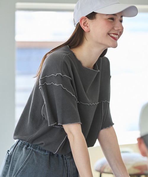 THE CRAFT CREW PRODUCTS(ザクラフトクループロダクツ)の「2WAYアシンメトリーメローワッフル半袖Tシャツ【THE CRAFT CREW PRODUCTS】(Tシャツ/カットソー・レディース・ピンク/オートミール/スミクロ/ブラック/オフホワイト/ブルー・FREE)」の3枚目の写真