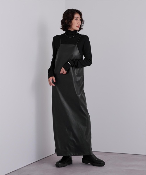 UR'S(ユアーズ)の「フェイクレザーサロペットワンピース(ワンピース・レディース・ライトベージュ/ブラック・L/M/S)」の2枚目の写真