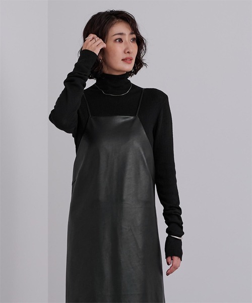 UR'S(ユアーズ)の「フェイクレザーサロペットワンピース(ワンピース・レディース・ライトベージュ/ブラック・L/M/S)」の3枚目の写真