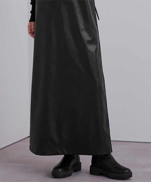 UR'S(ユアーズ)の「フェイクレザーサロペットワンピース(ワンピース・レディース・ライトベージュ/ブラック・L/M/S)」の5枚目の写真