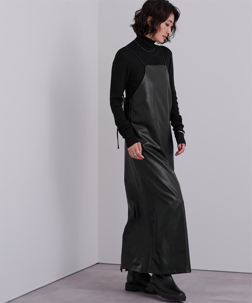 UR'S(ユアーズ)の「フェイクレザーサロペットワンピース(ワンピース・レディース・ライトベージュ/ブラック・L/M/S)」の6枚目の写真