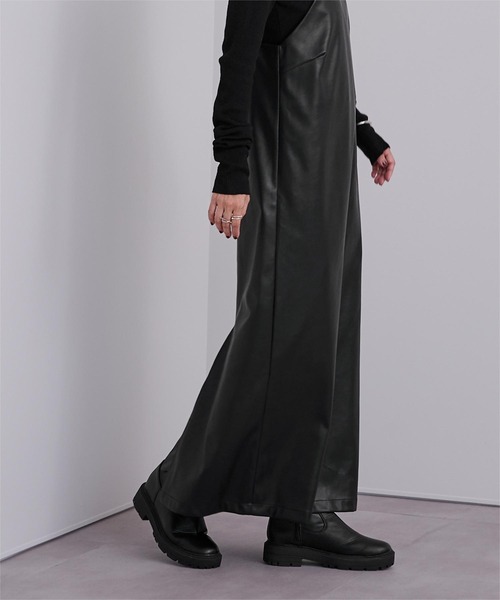 UR'S(ユアーズ)の「フェイクレザーサロペットワンピース(ワンピース・レディース・ライトベージュ/ブラック・L/M/S)」の8枚目の写真