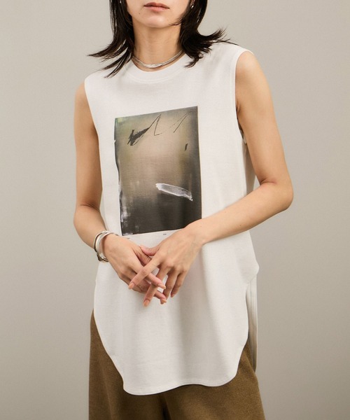 SALON adam et rope'(サロン アダム エ ロペ)の「Yasuko Hirano / 平野泰子 ARTプリントノースリーブT(タンクトップ・レディース・ホワイト系その他2/ホワイト系その他4/ホワイト・FREE)」の2枚目の写真