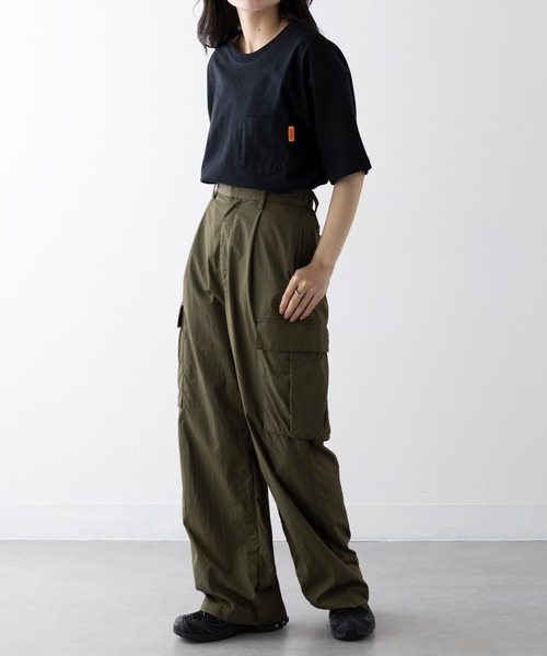 UNIVERSAL OVERALL(ユニバーサルオーバーオール)の「【UNIVERSAL OVERALL】UO LOGO BACK PT TEE U2523209-B(Tシャツ/カットソー・レディース・ホワイト/オートミール/ブラック・S/M/L/XL)」の16枚目の写真