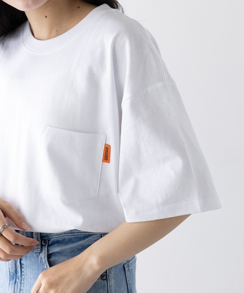 UNIVERSAL OVERALL(ユニバーサルオーバーオール)の「【UNIVERSAL OVERALL】UO LOGO BACK PT TEE U2523209-B(Tシャツ/カットソー・レディース・ホワイト/オートミール/ブラック・S/M/L/XL)」の4枚目の写真