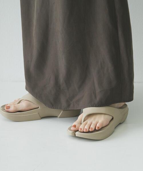 PAES(ペイズ)の「Paes Flip Flop(サンダル・レディース・ベージュ/ブラック・25/24/23)」の1枚目の写真