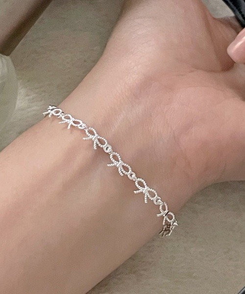 Fun & Daily（ファンアンドデイリー）の「F&D : チェーンリボンブレスレット(Silver925)（ブレスレット・レディース・シルバー・FREE）」の4枚目の写真
