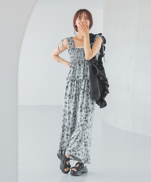 mysty woman(ミスティウーマン)の「フラワープリントサロペット 575283(サロペット/オーバーオール・レディース・ブラウン/グレー・FREE)」の2枚目の写真