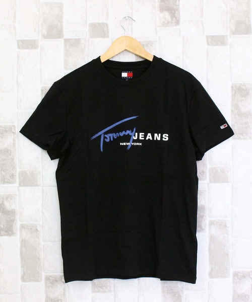 TOMMY HILFIGER(トミーヒルフィガー)の「TJM グラフィティ シグネチャー ロゴ Tシャツ TJM REG SIGNTR DNA TEE EXT(Tシャツ/カットソー・メンズ・ブラック/ホワイト・XL/L/M)」の1枚目の写真