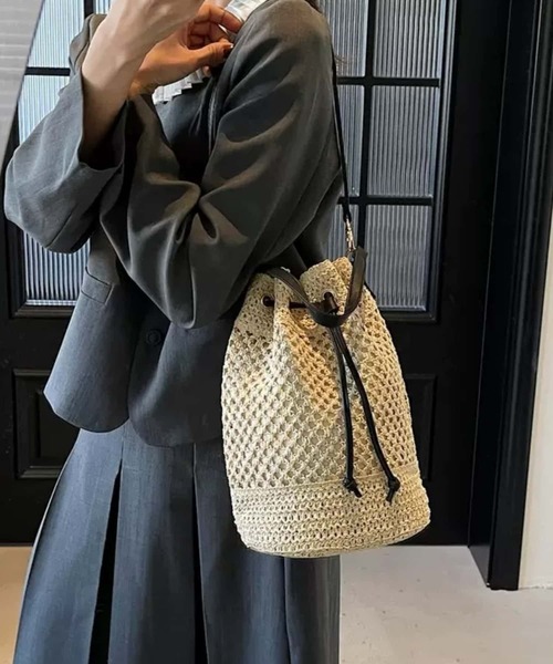 LA VORAGINE(ラ ヴォラジネ)の「2way編み柄巾着ショルダーバッグ バケットバッグ かごバッグ(かごバッグ・レディース・ブラウン/ホワイト系1/アイボリー/ブラウン系1/ブラック・FREE)」の2枚目の写真