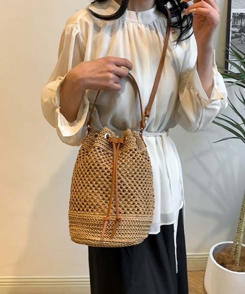 LA VORAGINE(ラ ヴォラジネ)の「2way編み柄巾着ショルダーバッグ バケットバッグ かごバッグ(かごバッグ・レディース・ブラウン/ホワイト系1/アイボリー/ブラウン系1/ブラック・FREE)」の10枚目の写真