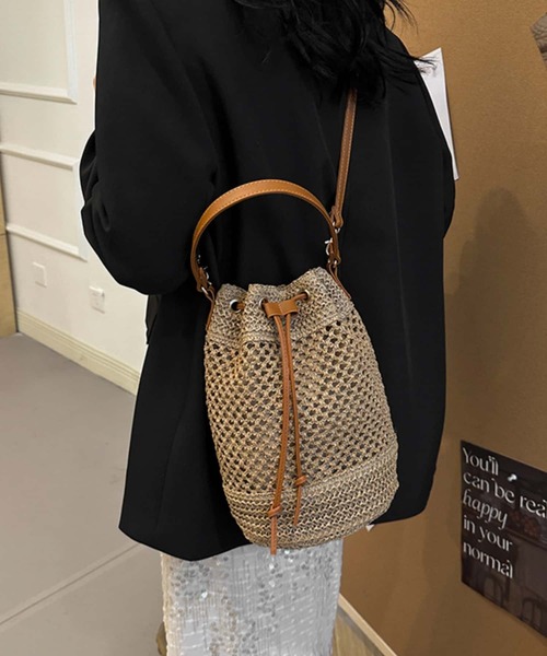 LA VORAGINE(ラ ヴォラジネ)の「2way編み柄巾着ショルダーバッグ バケットバッグ かごバッグ(かごバッグ・レディース・ブラウン/ホワイト系1/アイボリー/ブラウン系1/ブラック・FREE)」の16枚目の写真