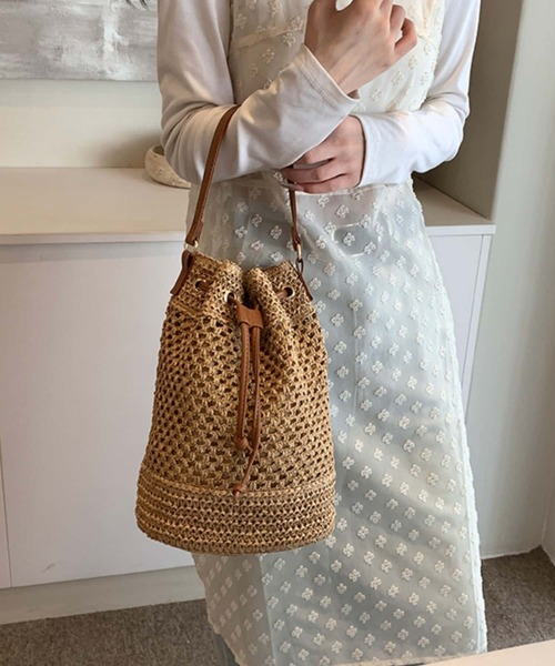 LA VORAGINE(ラ ヴォラジネ)の「2way編み柄巾着ショルダーバッグ バケットバッグ かごバッグ(かごバッグ・レディース・ブラウン/ホワイト系1/アイボリー/ブラウン系1/ブラック・FREE)」の11枚目の写真