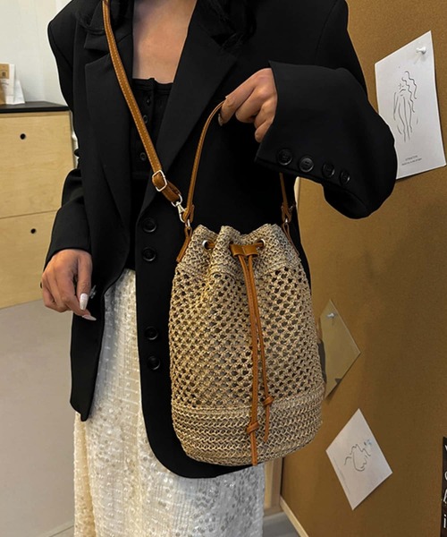 LA VORAGINE(ラ ヴォラジネ)の「2way編み柄巾着ショルダーバッグ バケットバッグ かごバッグ(かごバッグ・レディース・ブラウン/ホワイト系1/アイボリー/ブラウン系1/ブラック・FREE)」の13枚目の写真