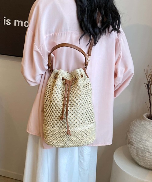 LA VORAGINE(ラ ヴォラジネ)の「2way編み柄巾着ショルダーバッグ バケットバッグ かごバッグ(かごバッグ・レディース・ブラウン/ホワイト系1/アイボリー/ブラウン系1/ブラック・FREE)」の9枚目の写真