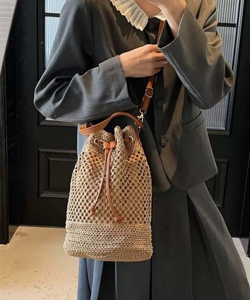 LA VORAGINE(ラ ヴォラジネ)の「2way編み柄巾着ショルダーバッグ バケットバッグ かごバッグ(かごバッグ・レディース・ブラウン/ホワイト系1/アイボリー/ブラウン系1/ブラック・FREE)」の15枚目の写真