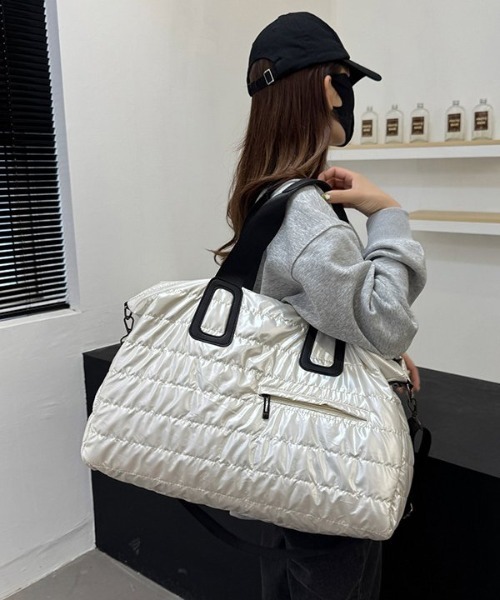COMON+(コモンプラス)の「撥水加工で大容量35L 機内持ち込み可能 ボストンバッグ(ボストンバッグ・レディース・シルバー/ブラック/アイボリー・FREE)」の2枚目の写真