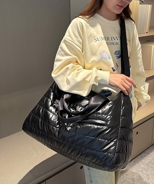 COMON+(コモンプラス)の「撥水加工で大容量35L 機内持ち込み可能 ボストンバッグ(ボストンバッグ・レディース・シルバー/ブラック/アイボリー・FREE)」の1枚目の写真