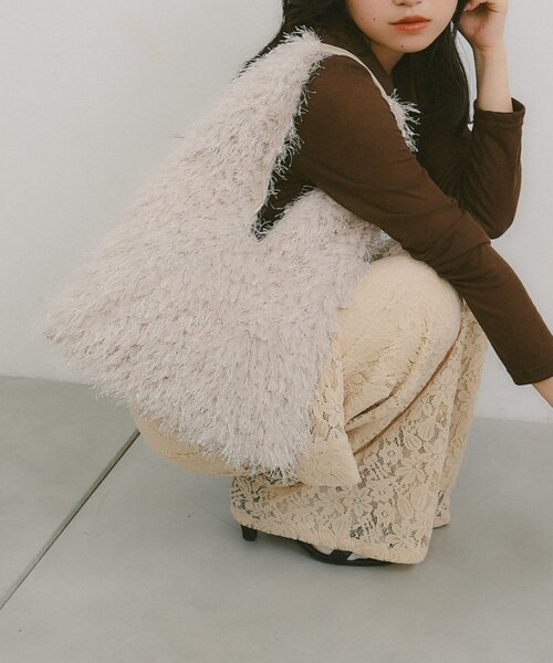 CIAOPANIC TYPY(チャオパニックティピー)の「【秋先取りコーデが叶う】フリンジボアトライアングルBAG(トートバッグ・レディース・ブラック/グレー/オフホワイト/レッド・ONE SIZE)」の2枚目の写真
