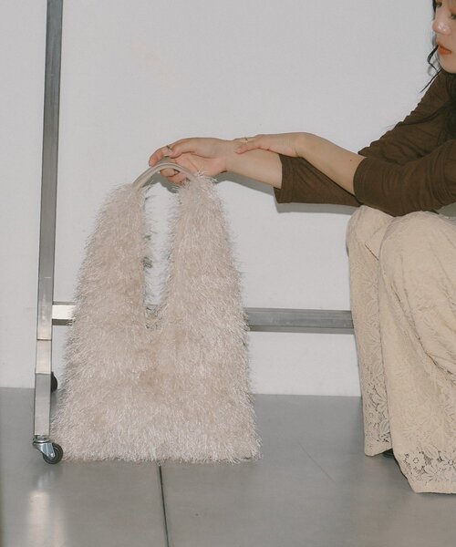 CIAOPANIC TYPY(チャオパニックティピー)の「【秋先取りコーデが叶う】フリンジボアトライアングルBAG(トートバッグ・レディース・ブラック/グレー/オフホワイト/レッド・ONE SIZE)」の6枚目の写真