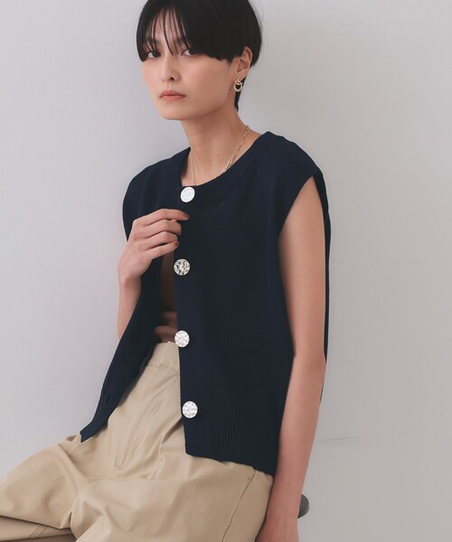 OPAQUE.CLIP（オペークドットクリップ）の「変形ブロンズボタンニットベスト【洗濯機洗い可】（ベスト・レディース・ホワイト/ブルー/ネイビー・00）」の2枚目の写真