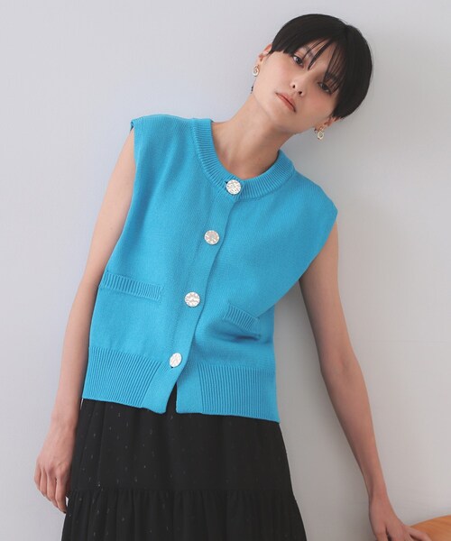 OPAQUE.CLIP（オペークドットクリップ）の「変形ブロンズボタンニットベスト【洗濯機洗い可】（ベスト・レディース・ホワイト/ブルー/ネイビー・00）」の3枚目の写真