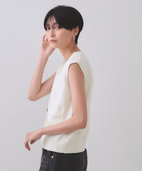 OPAQUE.CLIP（オペークドットクリップ）の「変形ブロンズボタンニットベスト【洗濯機洗い可】（ベスト・レディース・ホワイト/ブルー/ネイビー・00）」の4枚目の写真