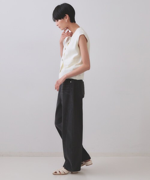 OPAQUE.CLIP（オペークドットクリップ）の「変形ブロンズボタンニットベスト【洗濯機洗い可】（ベスト・レディース・ホワイト/ブルー/ネイビー・00）」の6枚目の写真