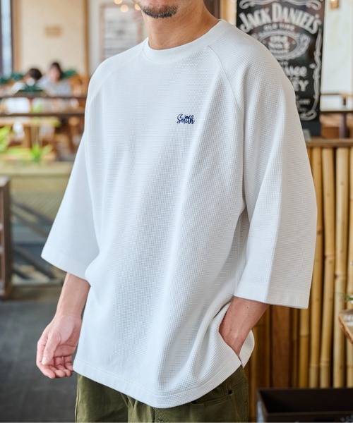 Sunny Smith(サニースミス)の「【Sunnysmith】ピグメントワッフル ラグランロゴ刺繍Tシャツ(Tシャツ/カットソー・メンズ・ホワイト・LARGE)」の1枚目の写真