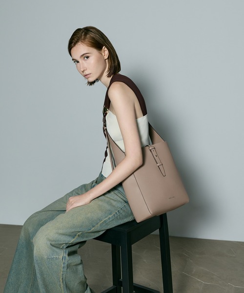 CHARLES & KEITH（チャールズ & キース）の「Beryl ベリル ベルトホーボーバッグ（ショルダーバッグ・レディース・ライトベージュ/ブラック/ワインレッド・L）」の2枚目の写真