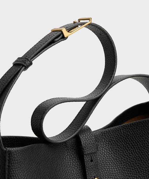 CHARLES & KEITH（チャールズ & キース）の「Beryl ベリル ベルトホーボーバッグ（ショルダーバッグ・レディース・ライトベージュ/ブラック/ワインレッド・L）」の8枚目の写真
