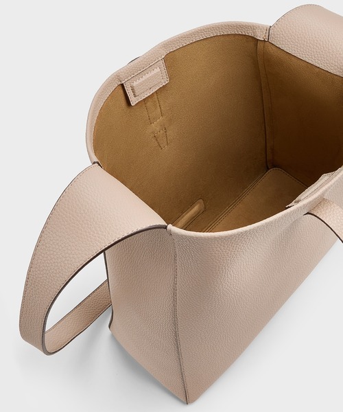 CHARLES & KEITH（チャールズ & キース）の「Beryl ベリル ベルトホーボーバッグ（ショルダーバッグ・レディース・ライトベージュ/ブラック/ワインレッド・L）」の16枚目の写真