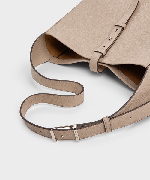CHARLES & KEITH（チャールズ & キース）の「Beryl ベリル ベルトホーボーバッグ（ショルダーバッグ・レディース・ライトベージュ/ブラック/ワインレッド・L）」の17枚目の写真