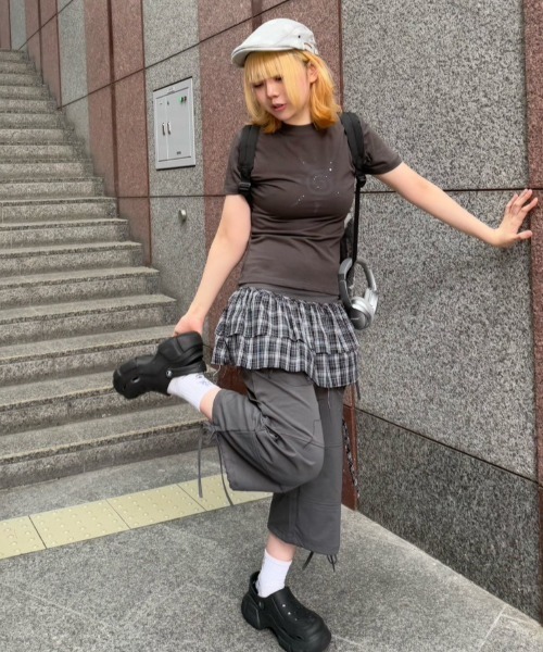 Never mind the XU / Chikashitsu+(ネバーマインド ザ エックスユー / チカシツプラス)の「【Nerd out XU】ribbon string shorts / 【ナードアウトエックスユー】リボンストリングワイドハーフパンツ(カーゴパンツ・レディース・チャコール/グレー・M)」の1枚目の写真