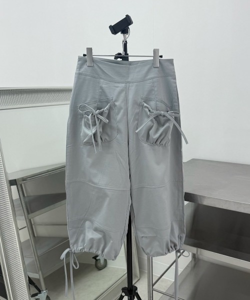 Never mind the XU / Chikashitsu+(ネバーマインド ザ エックスユー / チカシツプラス)の「【Nerd out XU】ribbon string shorts / 【ナードアウトエックスユー】リボンストリングワイドハーフパンツ(カーゴパンツ・レディース・チャコール/グレー・M)」の3枚目の写真
