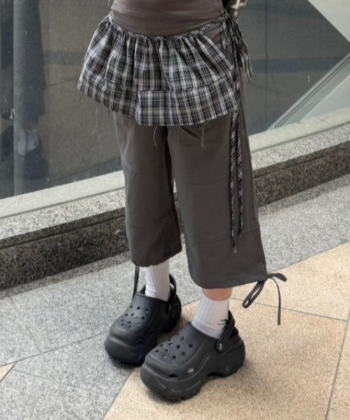 Never mind the XU / Chikashitsu+(ネバーマインド ザ エックスユー / チカシツプラス)の「【Nerd out XU】ribbon string shorts / 【ナードアウトエックスユー】リボンストリングワイドハーフパンツ(カーゴパンツ・レディース・チャコール/グレー・M)」の12枚目の写真