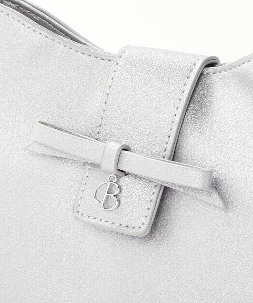 BeBe（ベベ）の「レザー調リボンフラップベルト付きショルダーバッグ（ショルダーバッグ・キッズ・ボルドー/グレー・FREE）」の7枚目の写真