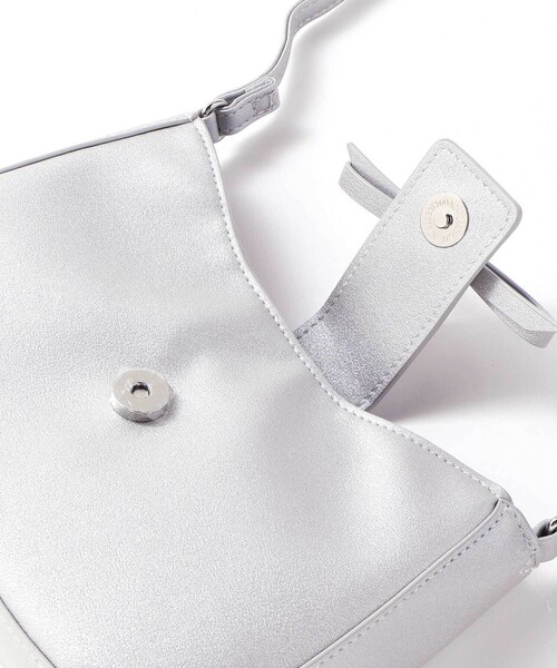 BeBe（ベベ）の「レザー調リボンフラップベルト付きショルダーバッグ（ショルダーバッグ・キッズ・ボルドー/グレー・FREE）」の8枚目の写真