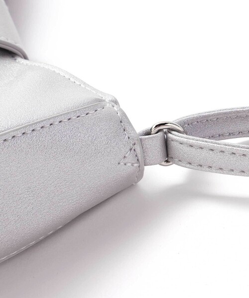 BeBe（ベベ）の「レザー調リボンフラップベルト付きショルダーバッグ（ショルダーバッグ・キッズ・ボルドー/グレー・FREE）」の10枚目の写真